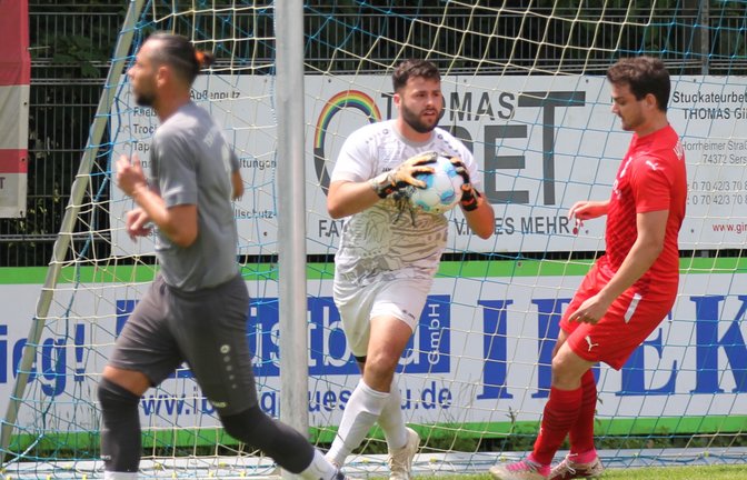 Semjön Röhlk (Mitte) möchte das Tor des TSV Enzweihingen in der ersten Runde des Bezirkspokals beim TSV Bönnigheim sauber halten. <span class='image-autor'>Foto: Dittrich</span>
