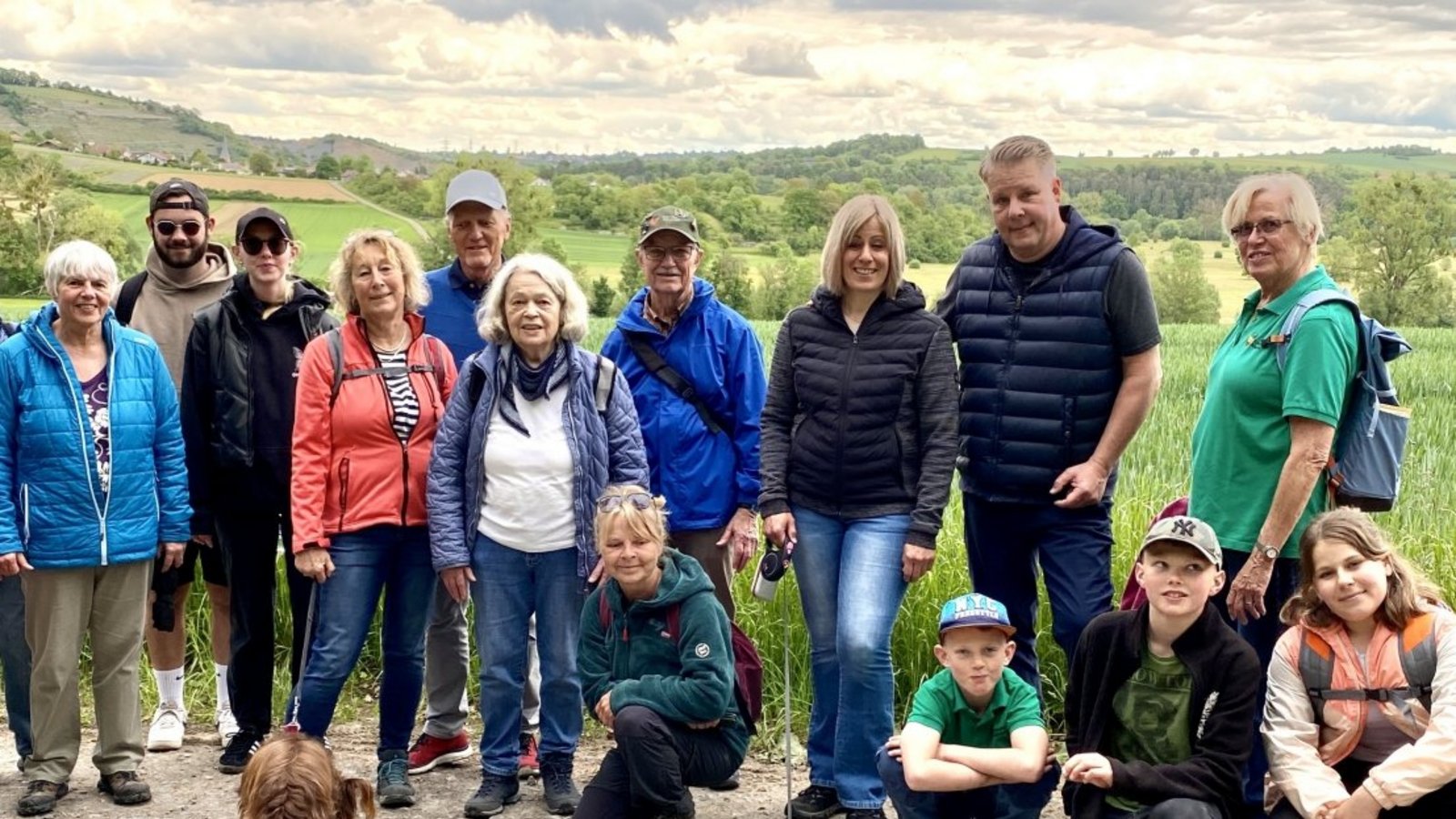 Die Gruppe ist zwischen Mühlhausen und Roßwag unterwegs. Foto: Schwäbischer Albverein