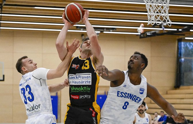 Der BSG-Basketballer Matthias Müller (Mitte) lässt sich auch von zwei Gegenspielern aus Essingen nicht am Korbleger hindern. <span class='image-autor'>Foto: Leitner</span>