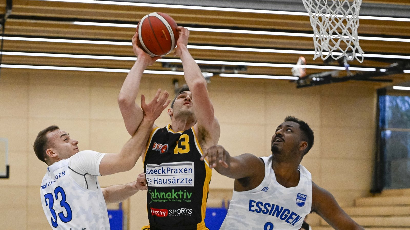 Der BSG-Basketballer Matthias Müller (Mitte) lässt sich auch von zwei Gegenspielern aus Essingen nicht am Korbleger hindern. Foto: Leitner