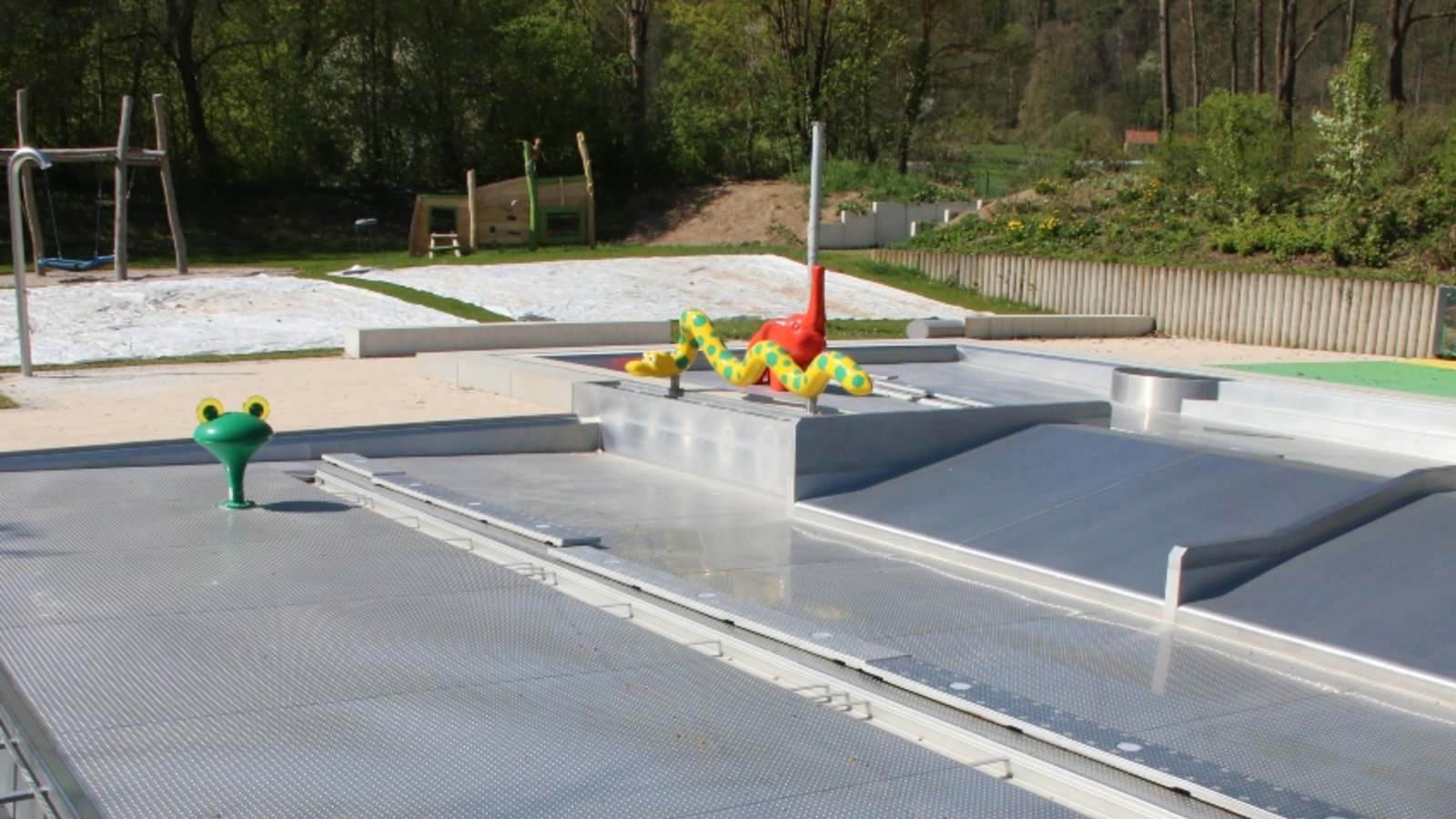 Im neuen Kinderplanschbecken fehlt noch das Wasser. Im neuen Kinderplanschbecken fehlt noch das Wasser.