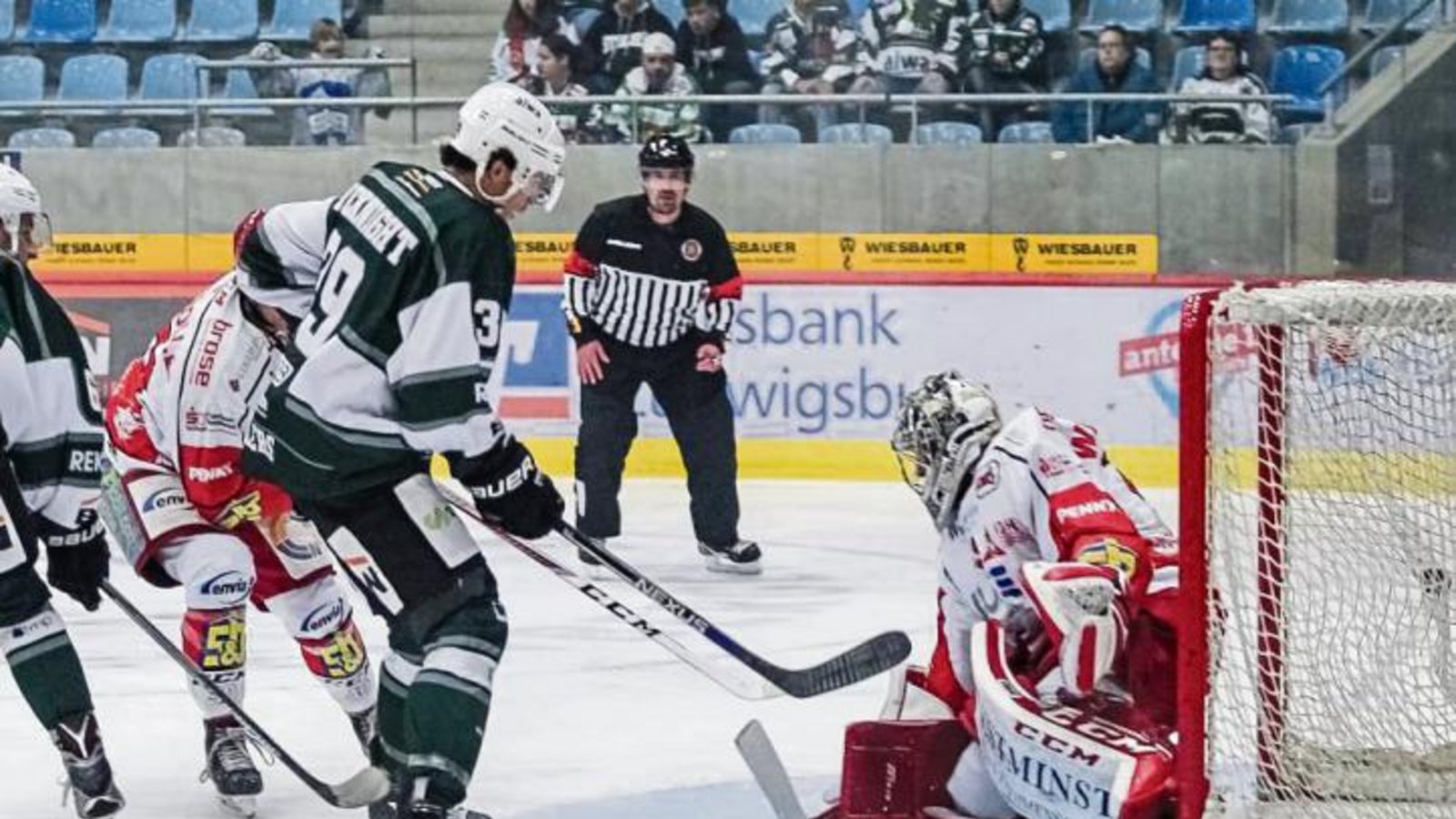Sebastian Alt (links) trifft gegen Crimmitschau zum 1:0 für die Steelers. Der Puck zappelte in dieser Begegnung noch weitere sechs Mal im Netz, ehe der 5:2-Heimsieg feststand. Foto: Simecek