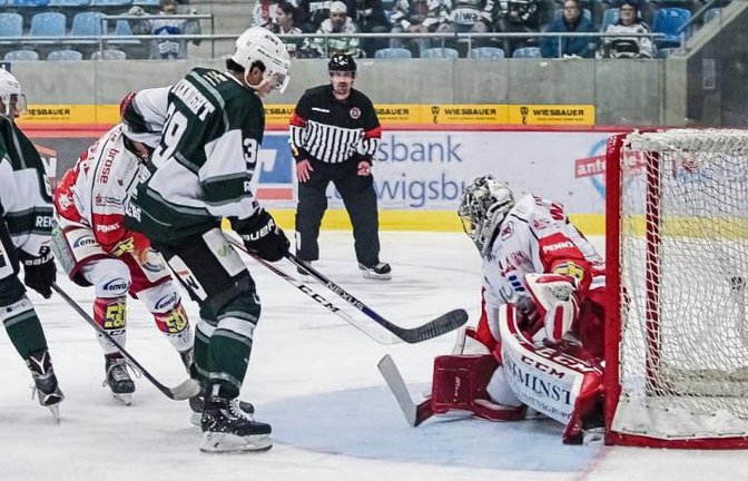 Sebastian Alt (links) trifft gegen Crimmitschau zum 1:0 für die Steelers. Der Puck zappelte in dieser Begegnung noch weitere sechs Mal im Netz, ehe der 5:2-Heimsieg feststand. Foto: Simecek