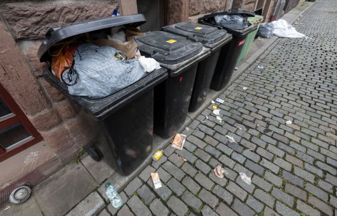 Überfüllte Mülltonnen, wie hier in Stuttgart, sind kein schöner Anblick. Die Menge an Hausmüll pro Kopf ist in Baden-Württemberg aber leicht rückläufig.<span class='image-autor'>Marijan Murat/dpa</span>