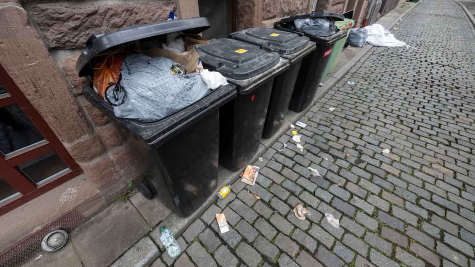 Überfüllte Mülltonnen, wie hier in Stuttgart, sind kein schöner Anblick. Die Menge an Hausmüll pro Kopf ist in Baden-Württemberg aber leicht rückläufig.Marijan Murat/dpa Überfüllte Mülltonnen, wie hier in Stuttgart, sind kein schöner Anblick. Die Menge an Hausmüll pro Kopf ist in Baden-Württemberg aber leicht rückläufig.Marijan Murat/dpa