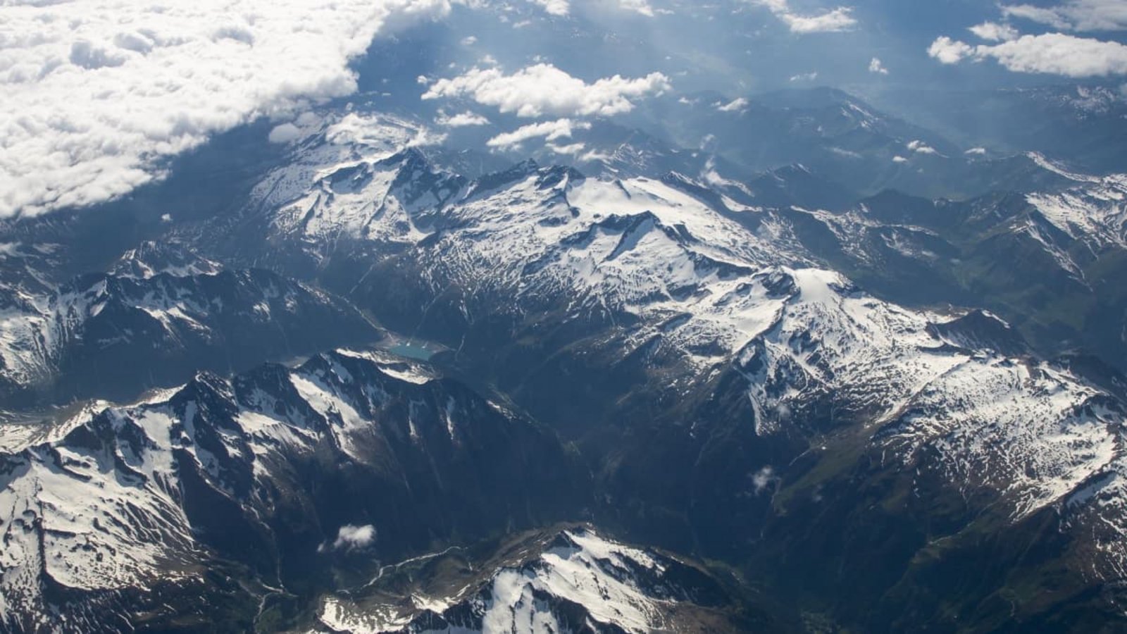 Blick auf die Alpen: Ein Kletterer ist von einer giftigen Schlange gebissen worden (Symbolfoto).Daniel Karmann/dpa Blick auf die Alpen: Ein Kletterer ist von einer giftigen Schlange gebissen worden (Symbolfoto).Daniel Karmann/dpa