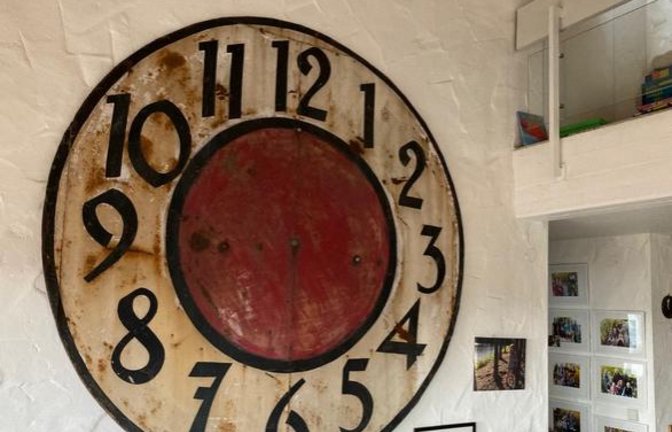 Zum Artikel „Rätsel um die Zifferblätter gelöst“, hat sich Dieter Gebhardt aus Asperg bei der VKZ gemeldet. Eine Freundin, die damals Mitglied des Kirchengemeinderats war, habe das Zifferblatt, das entsorgt werden sollte, gerettet. Da sie selbst dafür keinen Platz hatte, gab sie es an ihn weiter. „Seit 1974 hängt es in unserem Haus als großes Kunstwerk an der Wand. Sicher haben sich die rostigen Stellen in der Zwischenzeit vergrößert. Diese Veränderung ist aber der besondere Reiz dieses ,Kunstwerks‘. Ich nenne das inzwischen ,Allegorie der Zeit‘“.
