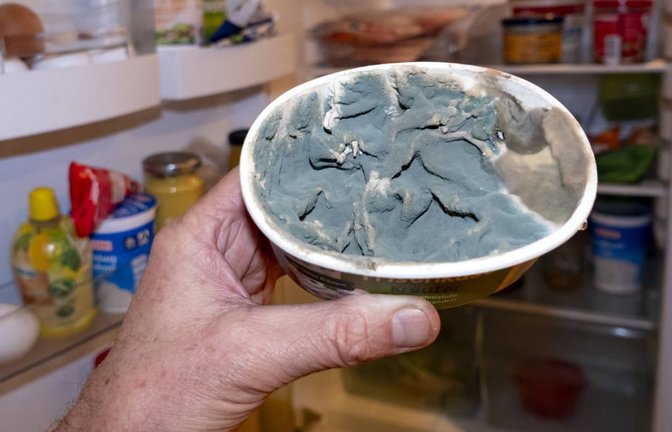 Vorsicht toxisch! Dieser verschimmelte Frischkäse aus dem Kühlschrank sollte sofort entsorgt werden.<span class='image-autor'>Imago/C3 Pictures</span>