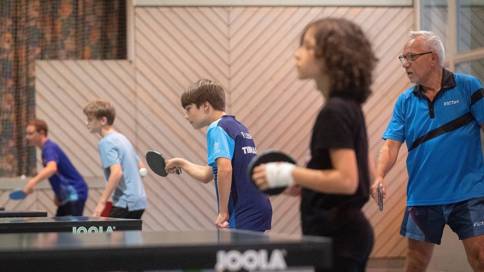 Unter den wachsamen Augen von Roman Plese (rechts) trainieren zahlreiche Tischtennis-Talente. Foto: Henkel Unter den wachsamen Augen von Roman Plese (rechts) trainieren zahlreiche Tischtennis-Talente. Foto: Henkel