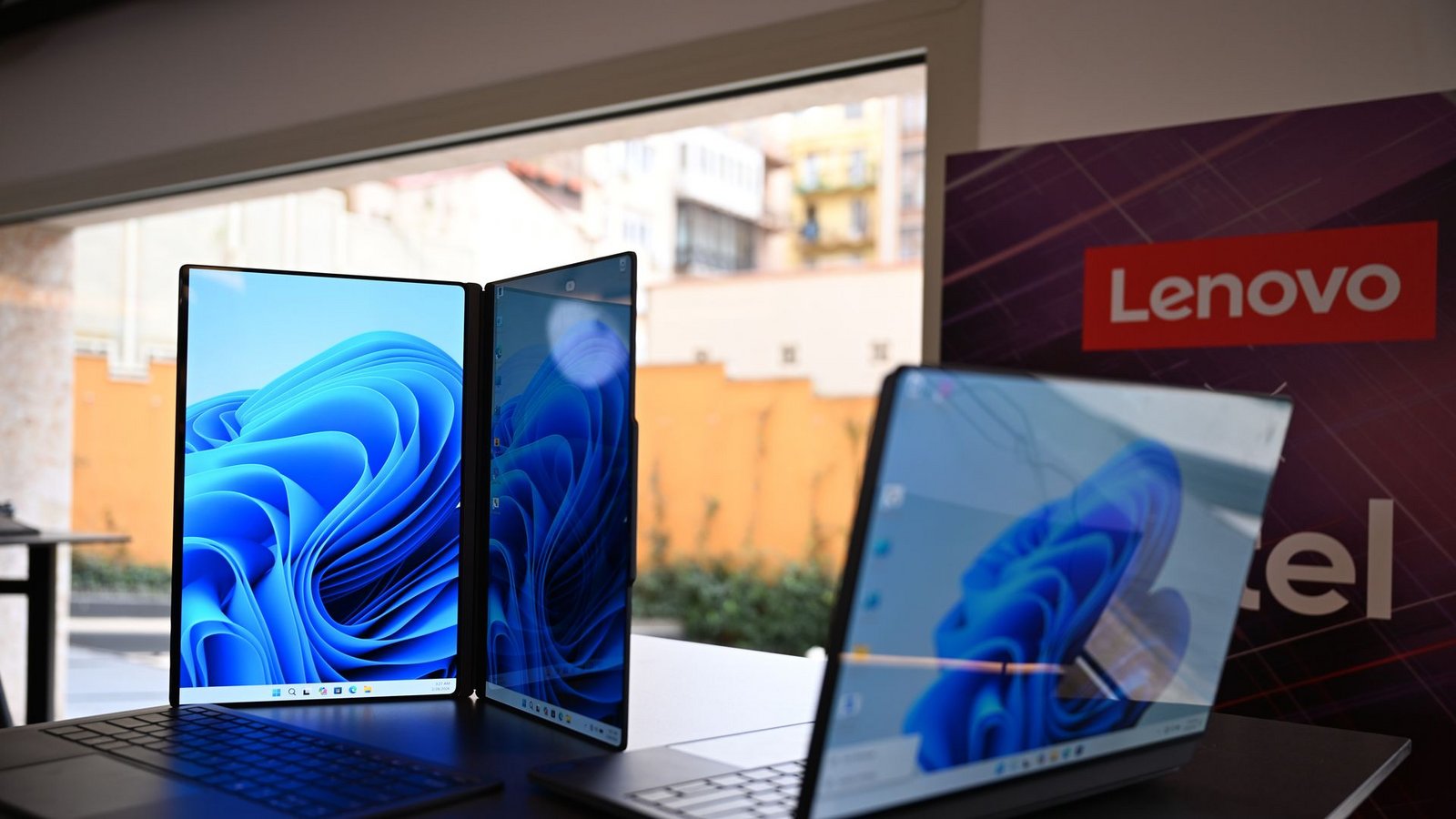 So geht es auch: Die beiden Bildschirme per Magnetfunktion nebeneinander gestellt.Foto: Wolf von Dewitz/dpa