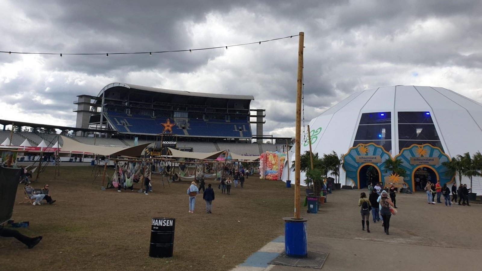 Hängematten unter dunklen Wolken. Wer sich zwischendurch einmal ausruhen möchte, kann das auf dem Festival tun. Bis einem zu kalt wird.Foto: Chiara Sterk Hängematten unter dunklen Wolken. Wer sich zwischendurch einmal ausruhen möchte, kann das auf dem Festival tun. Bis einem zu kalt wird.Foto: Chiara Sterk