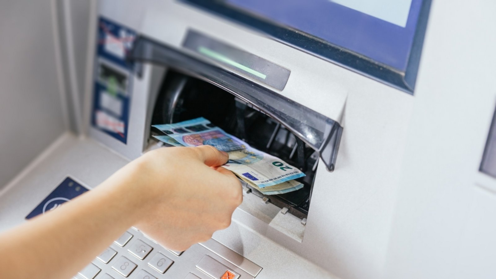 So zahlen Sie Geld auf Ihr Konto ein.Foto: AdriaVidal / shutterstock.com