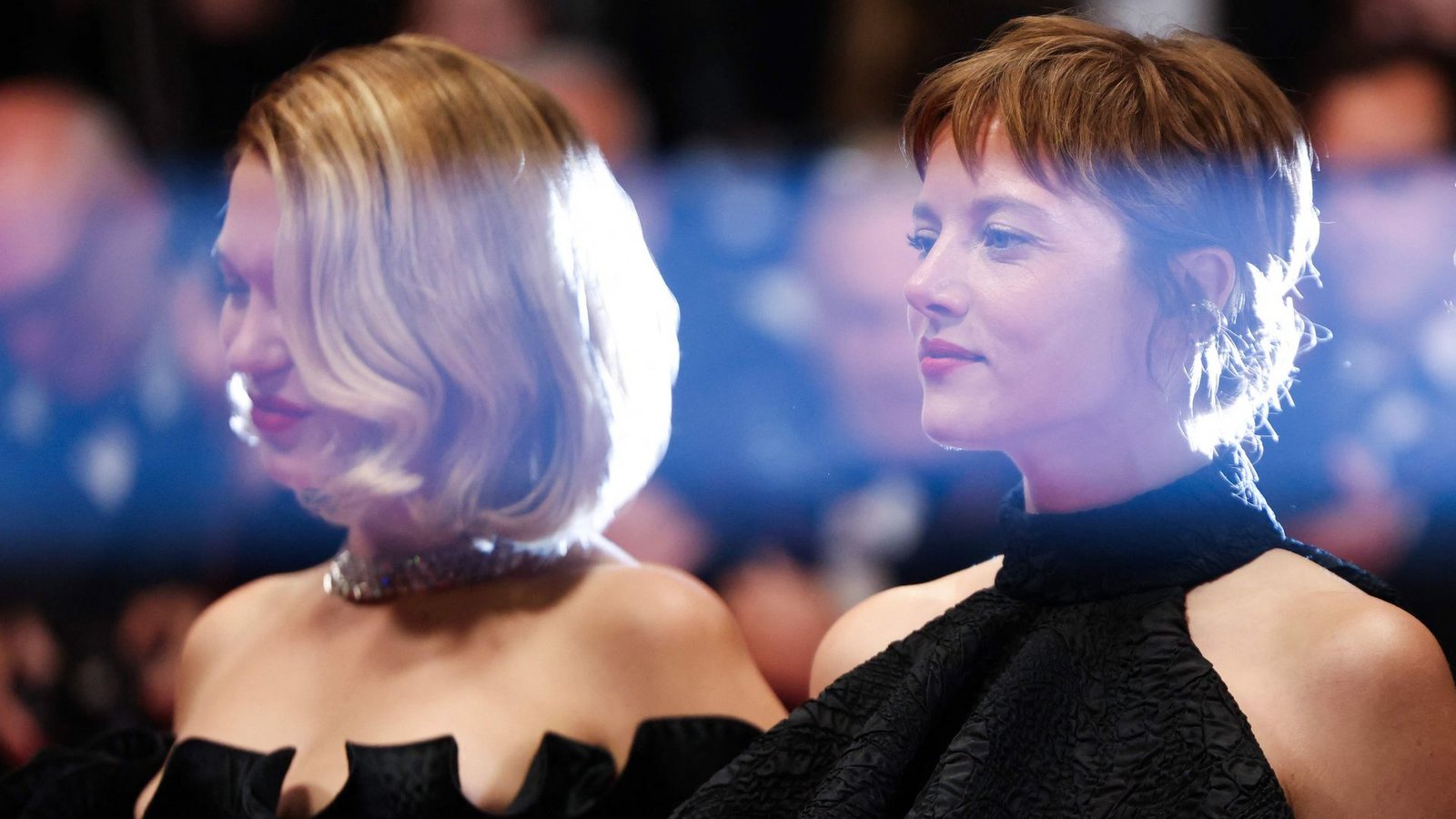 Die französische Schauspielerin Lea Seydoux (l) und die deutsche Schauspielerin Jella Haase kommen zur Vorführung des Films "Gentle Monster" bei der 79. Ausgabe der Filmfestspiele von Cannes.Foto: Thibaud Moritz/AFP/dpa
