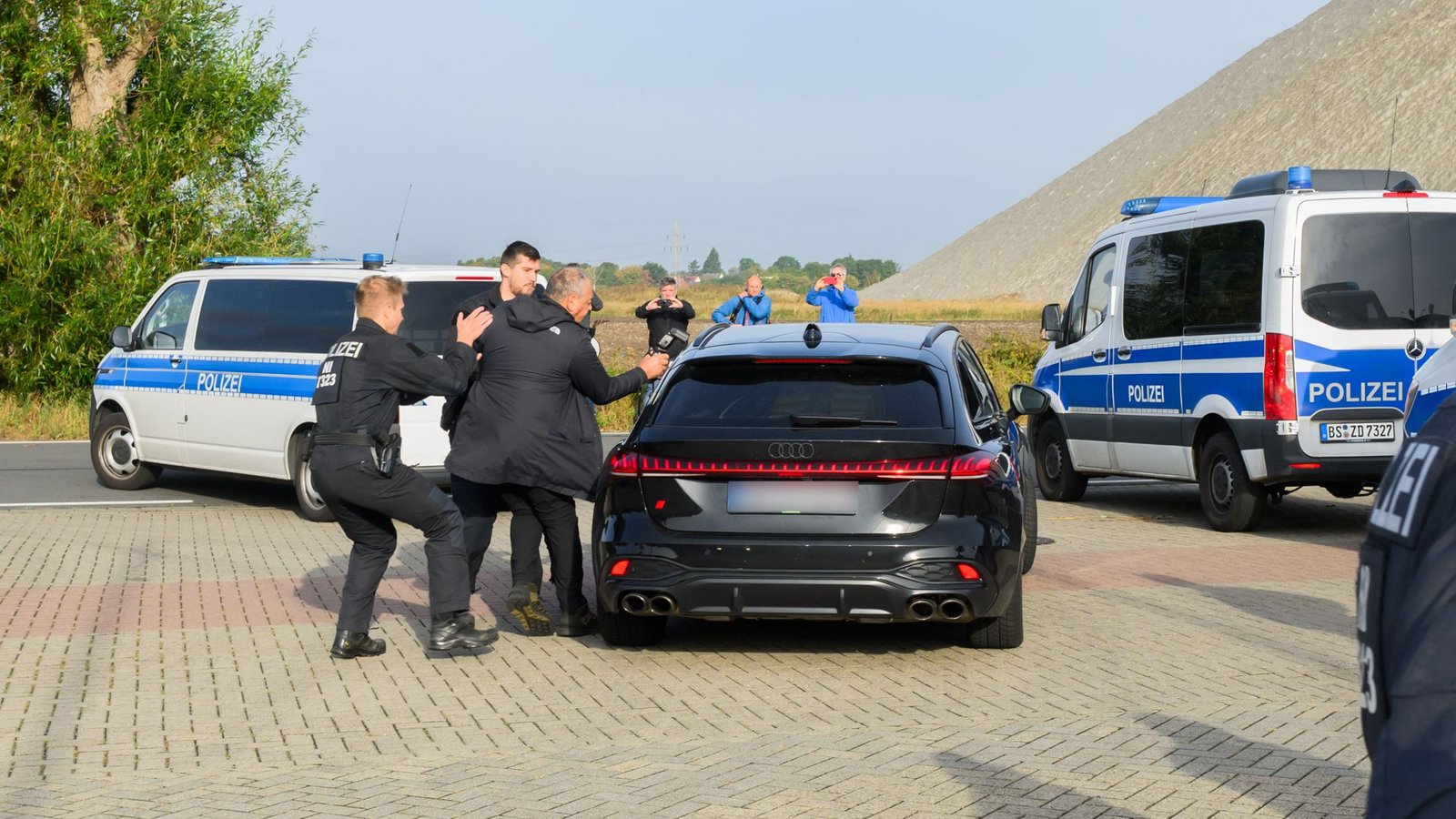 Immer nah dran: Britischer Fotograf bei seiner Arbeit im Fall Christian B.Foto: Julian Stratenschulte/dpa Immer nah dran: Britischer Fotograf bei seiner Arbeit im Fall Christian B.Foto: Julian Stratenschulte/dpa