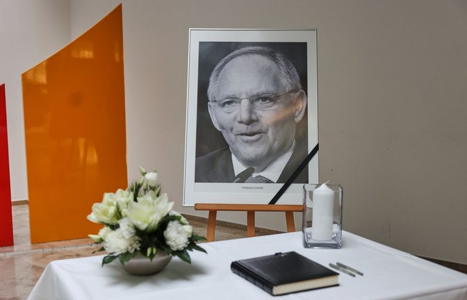 Im Konrad-Adenauer-Haus in Berlin liegt ein Kondolenzbuch für den verstorbenen Wolfgang Schäuble aus.<span class='image-autor'>Foto: dpa/Jörg Carstensen</span>