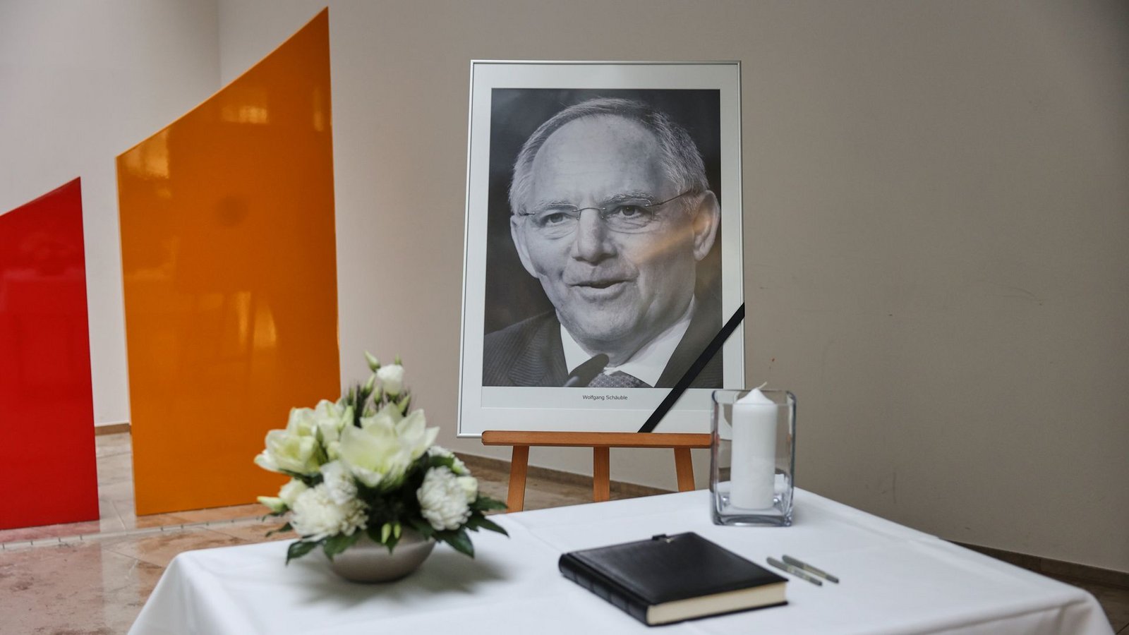 Im Konrad-Adenauer-Haus in Berlin liegt ein Kondolenzbuch für den verstorbenen Wolfgang Schäuble aus.Foto: dpa/Jörg Carstensen Im Konrad-Adenauer-Haus in Berlin liegt ein Kondolenzbuch für den verstorbenen Wolfgang Schäuble aus.Foto: dpa/Jörg Carstensen