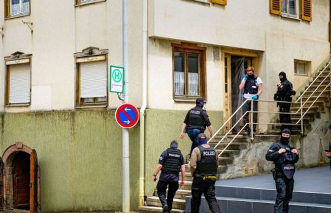 Ermittler des Bundeskriminalamtes durchsuchen ein Haus in Althengstett bei Calw. Polizisten eines taktischen Einsatzzuges sichern das Gebäude mit Maschinenpistolen.<span class='image-autor'>Foto: dpa/Thomas Fritsch</span>