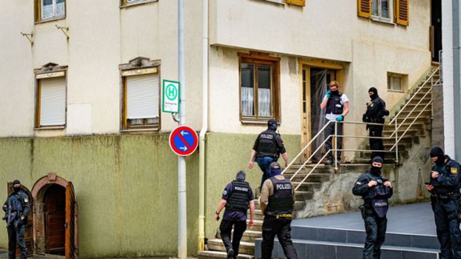 Ermittler des Bundeskriminalamtes durchsuchen ein Haus in Althengstett bei Calw. Polizisten eines taktischen Einsatzzuges sichern das Gebäude mit Maschinenpistolen.Foto: dpa/Thomas Fritsch Ermittler des Bundeskriminalamtes durchsuchen ein Haus in Althengstett bei Calw. Polizisten eines taktischen Einsatzzuges sichern das Gebäude mit Maschinenpistolen.Foto: dpa/Thomas Fritsch