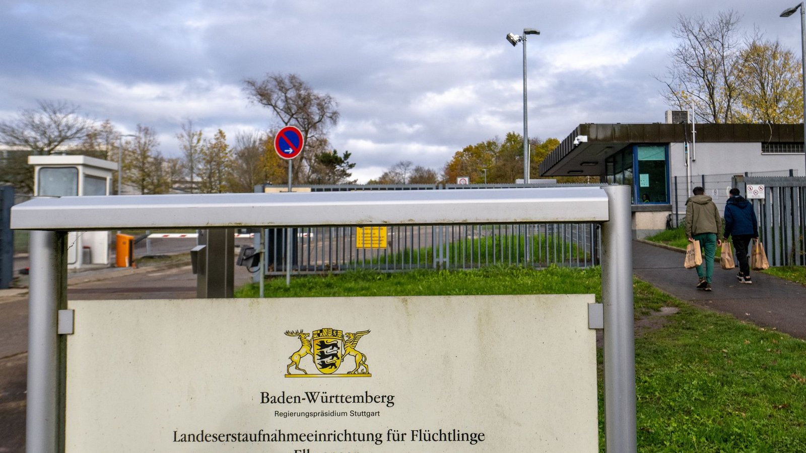 Die Landeserstaufnahme für Flüchtlinge in Ellwangen kann bis Ende 2025 betrieben werden. Das Land sucht Ersatz.Foto: dpa/Stefan Puchner