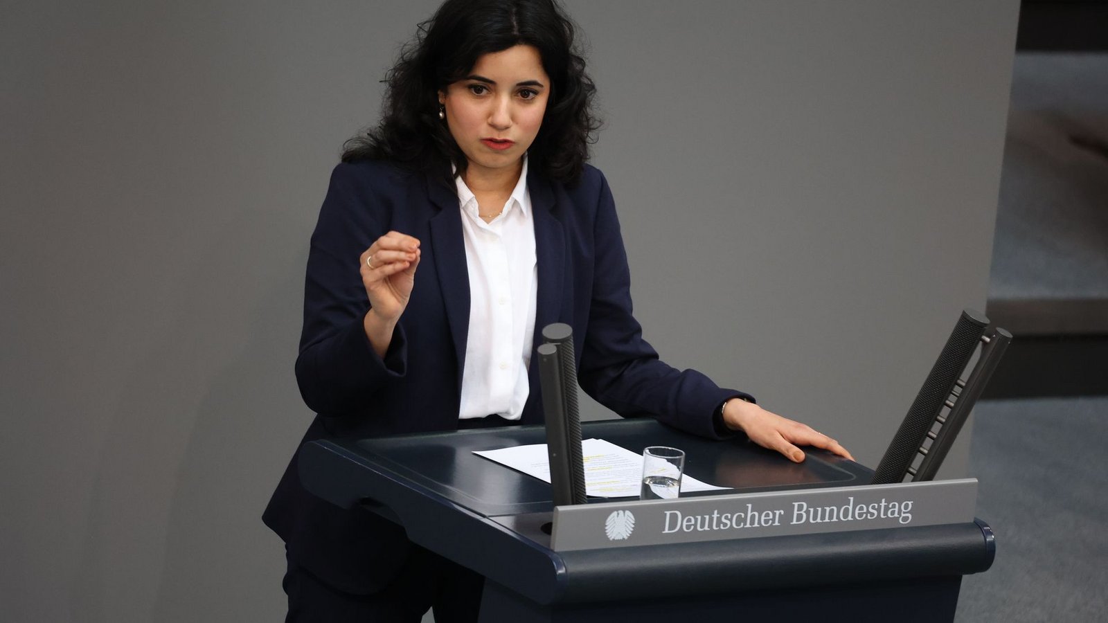 Grünen-Fraktionsvize Misbah Khan wirft Forschungsministerin Dorothee Bär eine Absage der geplanten Bafög-Erhöhungen vor. (Archivbild)Foto: Jörg Carstensen/dpa