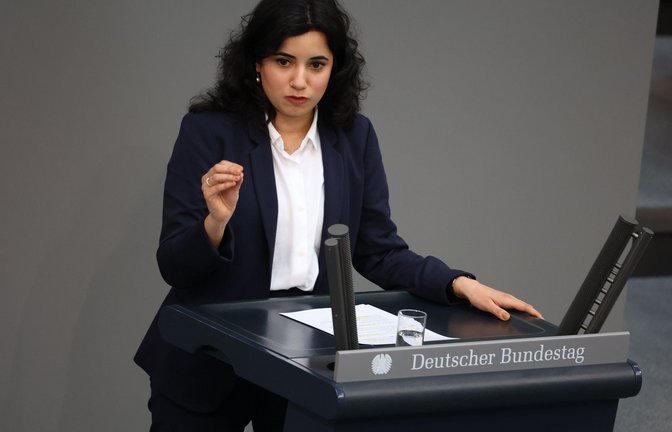 Grünen-Fraktionsvize Misbah Khan wirft Forschungsministerin Dorothee Bär eine Absage der geplanten Bafög-Erhöhungen vor. (Archivbild)<span class='image-autor'>Foto: Jörg Carstensen/dpa</span>
