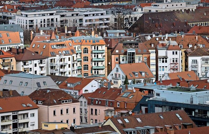 Die neue, von 2025 an zu zahlende Grundsteuer trifft Eigentümer wie Mieter.<span class='image-autor'>Foto: dpa/Marijan Murat</span>