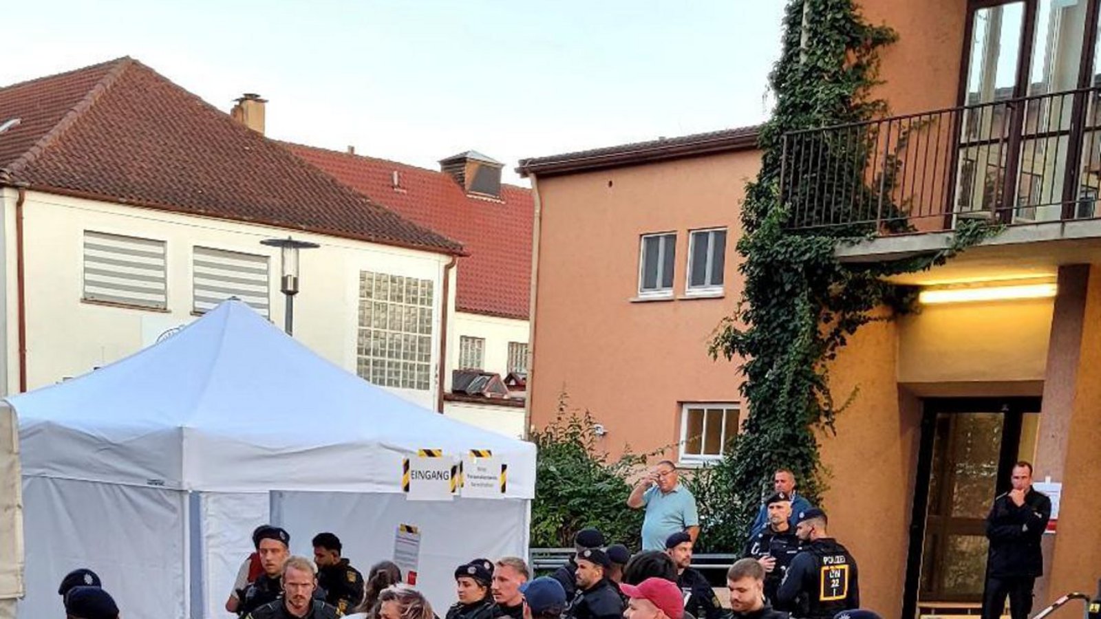 Im Hof vor der Halle hat die Polizei einige Störer festgesetzt.Foto: StZN/Michael Bosch