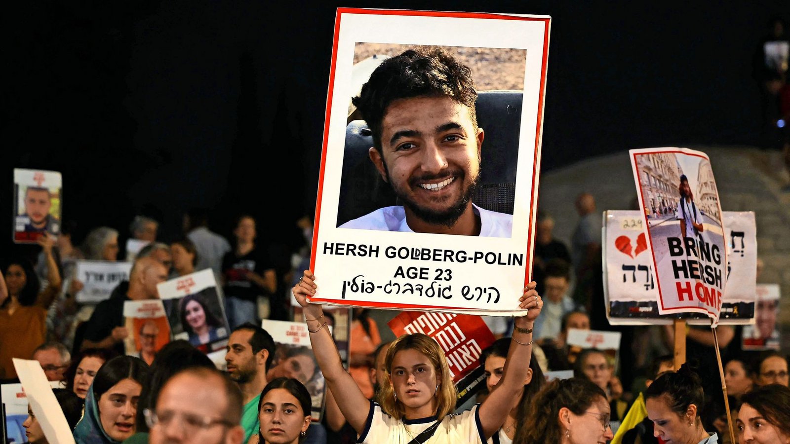 Eine junge Frau hält ein Bild von Hersh Goldberg-Polin nach oben. Jetzt wurde der 23-Jährige ermordet.Foto: AFP/AHMAD GHARABLI Eine junge Frau hält ein Bild von Hersh Goldberg-Polin nach oben. Jetzt wurde der 23-Jährige ermordet.Foto: AFP/AHMAD GHARABLI