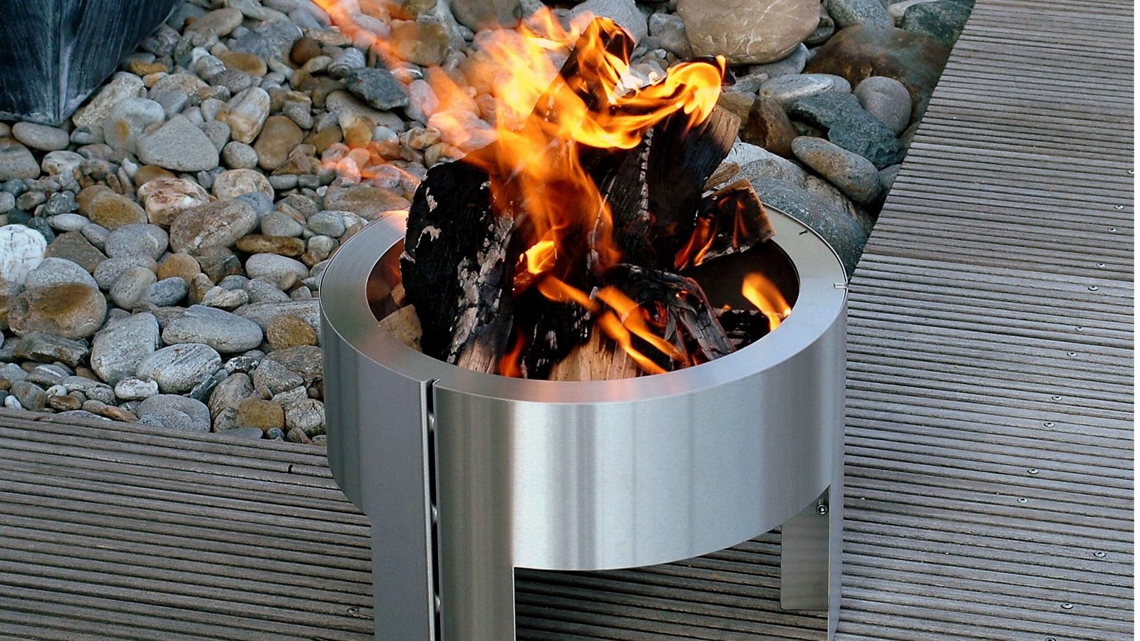 Eine Feuerschale, die unter einen Meter Durchmesser hat, darf genehmigungsfrei im Garten oder auf der Terrasse aufgestellt werden, solange es die Hausordnung nicht verbietet.Foto: blomus/gms/dpa Eine Feuerschale, die unter einen Meter Durchmesser hat, darf genehmigungsfrei im Garten oder auf der Terrasse aufgestellt werden, solange es die Hausordnung nicht verbietet.Foto: blomus/gms/dpa