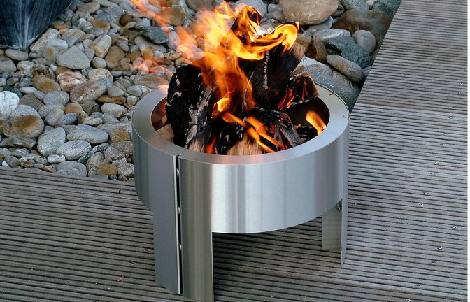 Eine Feuerschale, die unter einen Meter Durchmesser hat, darf genehmigungsfrei  im Garten oder auf der Terrasse aufgestellt werden, solange es die Hausordnung nicht verbietet.<span class='image-autor'>Foto: blomus/gms/dpa</span>