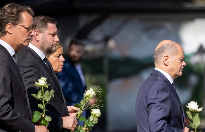 Bundeskanzler Scholz (r.) und NRW-Ministerpräsident Wüst (l.) besuchten am Montag den Anschlagsort.<span class='image-autor'>Foto: dpa/Thomas Banneyer</span>