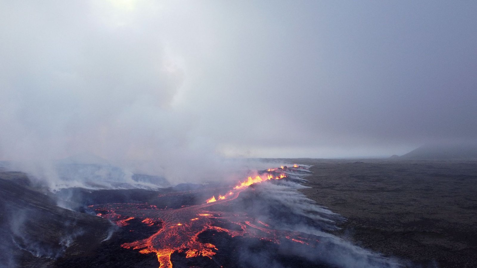 Der Ausbruch des schwer aussprechbaren Vulkangletschers Eyjafjallajökull stürzte den internationalen Flugverkehr damals über Tage ins Chaos.Foto: AFP/Jeremie Richard
