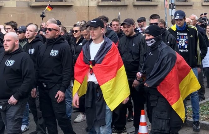 Akteure von rechtsextremen Gruppen wie „Der Störtrupp“ posieren mit der schwarz-rot-goldenen Deutschlandfahne.<span class='image-autor'>Foto: STZN/Florian Dürr</span>