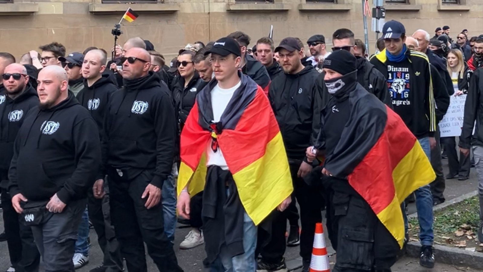 Akteure von rechtsextremen Gruppen wie „Der Störtrupp“ posieren mit der schwarz-rot-goldenen Deutschlandfahne.Foto: STZN/Florian Dürr Akteure von rechtsextremen Gruppen wie „Der Störtrupp“ posieren mit der schwarz-rot-goldenen Deutschlandfahne.Foto: STZN/Florian Dürr