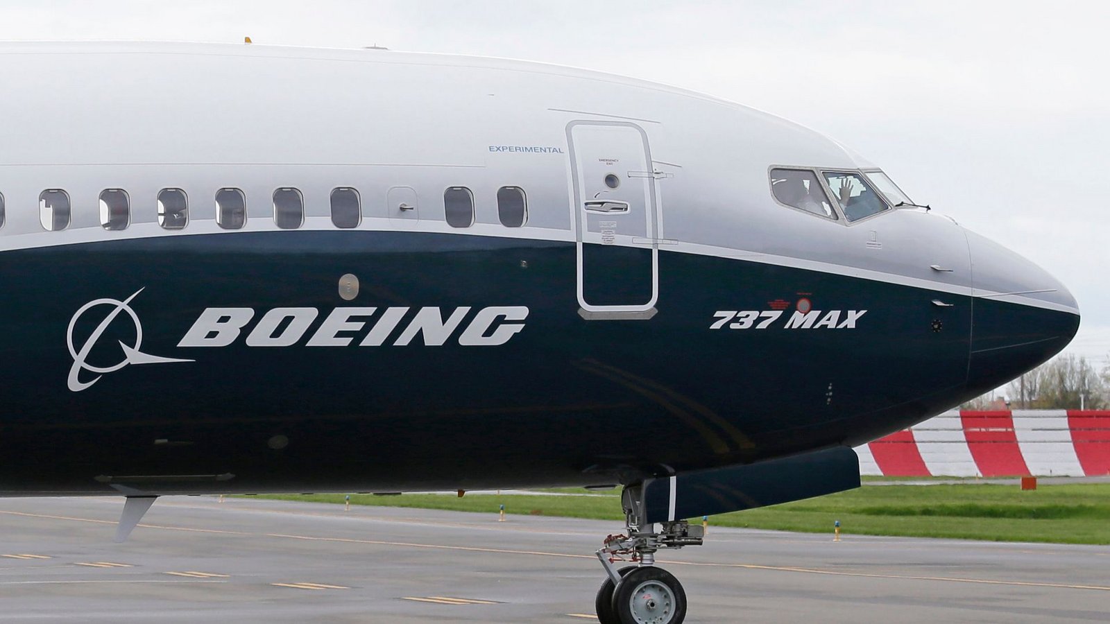 Der dramatische Zwischenfall mit einer Boeing 737-9 Max hat den Flugzeugbauer viel Geld gekostet.Foto: Ted S. Warren/AP/dpa