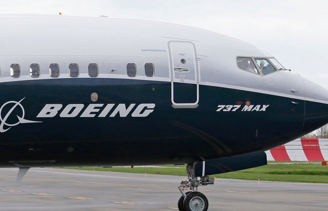 Der dramatische Zwischenfall mit einer Boeing 737-9 Max hat den Flugzeugbauer viel Geld gekostet.<span class='image-autor'>Foto: Ted S. Warren/AP/dpa</span>
