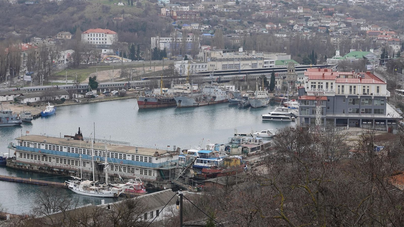 In Sewastopol sind nach russischen Angaben Dutzende ukrainische Drohnen von der Flugabwehr abgeschossen worden. (Archivbild)Foto: Ulf Mauder/dpa