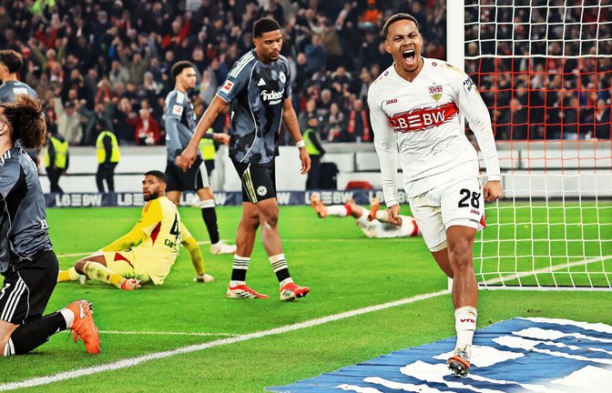 Im Hinspiel sorgt VfB-Mittelfeldspieler Nikolas Nartey (re.) mit seinem späten Treffer für den 3:2-Sieg über Eintracht Frankfurt.<span class='image-autor'>Foto: Baumann/Julia Rahn</span>