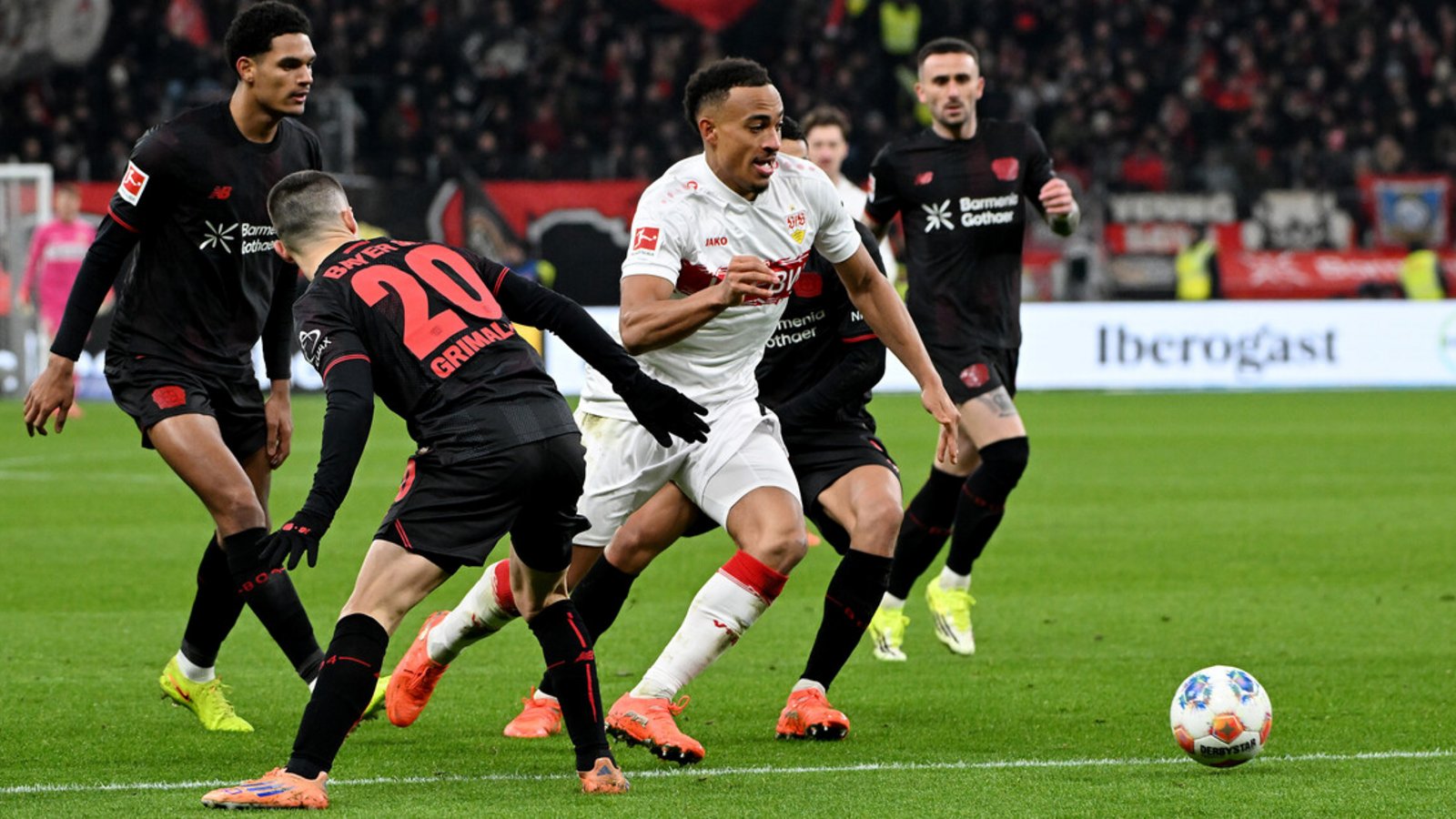 Auch mit gesammelten Kräften kann die Leverkusener Hintermannschaft Stuttgarts Jamie Leweling nicht aufhalten.Foto: Baumann Auch mit gesammelten Kräften kann die Leverkusener Hintermannschaft Stuttgarts Jamie Leweling nicht aufhalten.Foto: Baumann