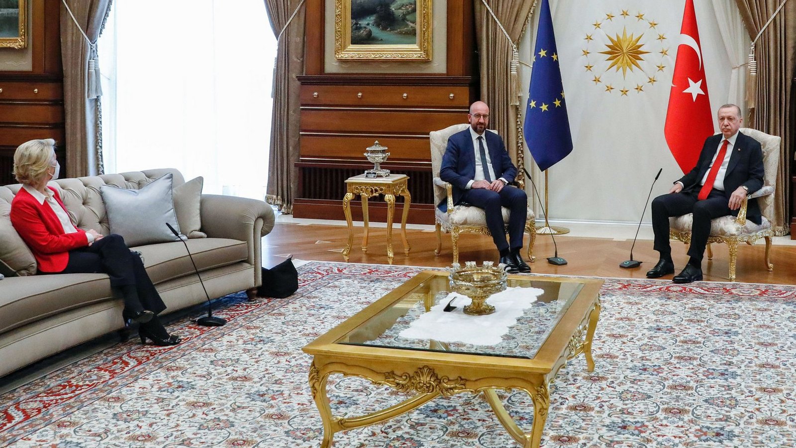 Sofa-Gate in der Türkei. Ursula von der Leyen muss sich abseits auf ein Sofa setzen, während EU-Ratspräsident Michel und Staatschef Erdogan in der Mitte thronen.Foto: dpa/Dario Pignatelli Sofa-Gate in der Türkei. Ursula von der Leyen muss sich abseits auf ein Sofa setzen, während EU-Ratspräsident Michel und Staatschef Erdogan in der Mitte thronen.Foto: dpa/Dario Pignatelli
