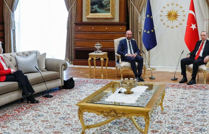 Sofa-Gate in der Türkei. Ursula von der Leyen muss sich abseits auf ein Sofa setzen, während EU-Ratspräsident Michel und Staatschef Erdogan in der Mitte thronen.<span class='image-autor'>Foto: dpa/Dario Pignatelli</span>