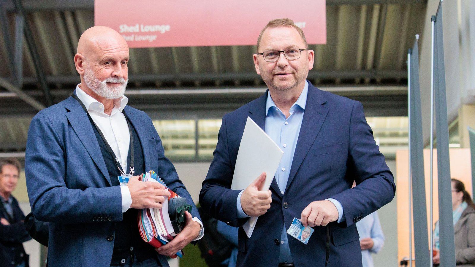 Erfolgreich in Potsdam verhandelt: Beamtenbund-Chef Volker Geyer (links) und der Verdi-Vorsitzende Frank Werneke.Foto: Carsten Koall/dpa Erfolgreich in Potsdam verhandelt: Beamtenbund-Chef Volker Geyer (links) und der Verdi-Vorsitzende Frank Werneke.Foto: Carsten Koall/dpa