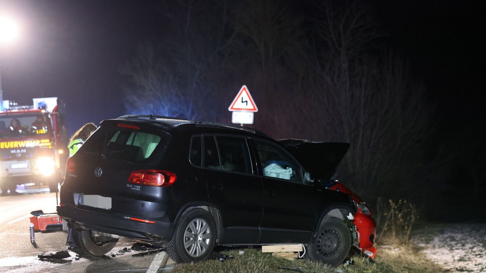Die Insassen des VW wurden leicht verletzt.Foto: SDMG/Kern