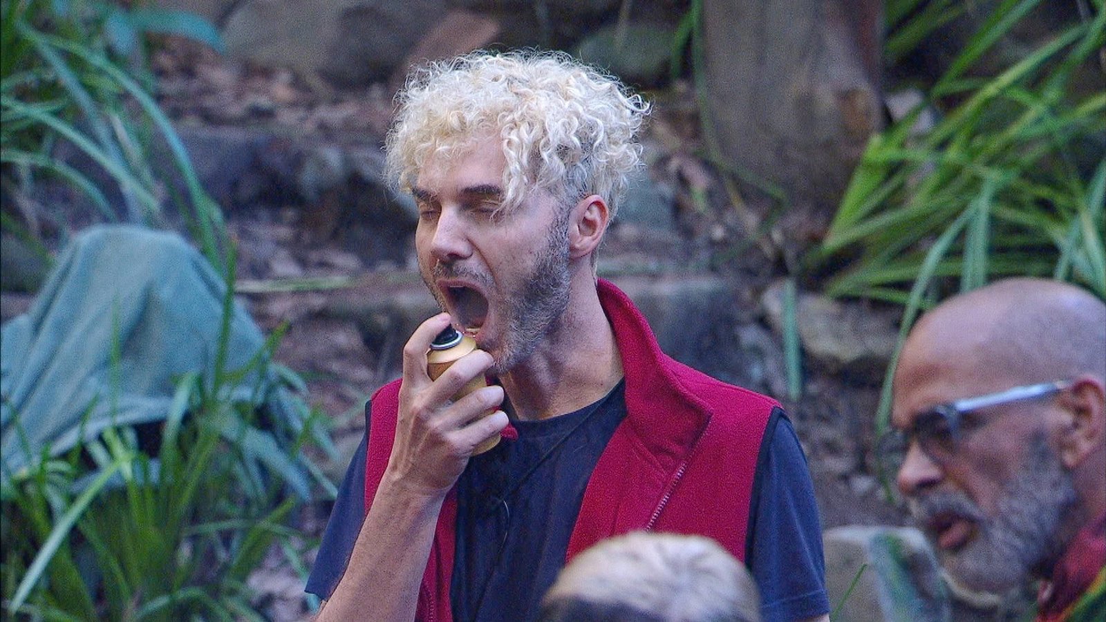 Sam sprüht sich Parfum in den Mund.Foto: RTL/Folge 18_012