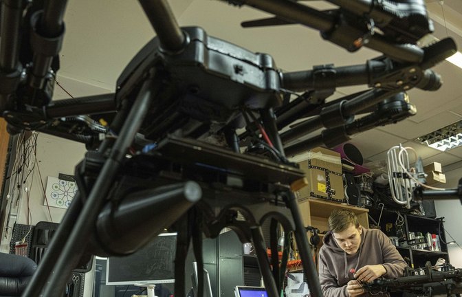 Ein Mechaniker fertigt Bauteile für eine ukrainische Kampfdrohne irgendwo in einer Fabrik im Großraum Kyiv.<span class='image-autor'>Foto: dpa/AP/Evgeniy Maloletka</span>