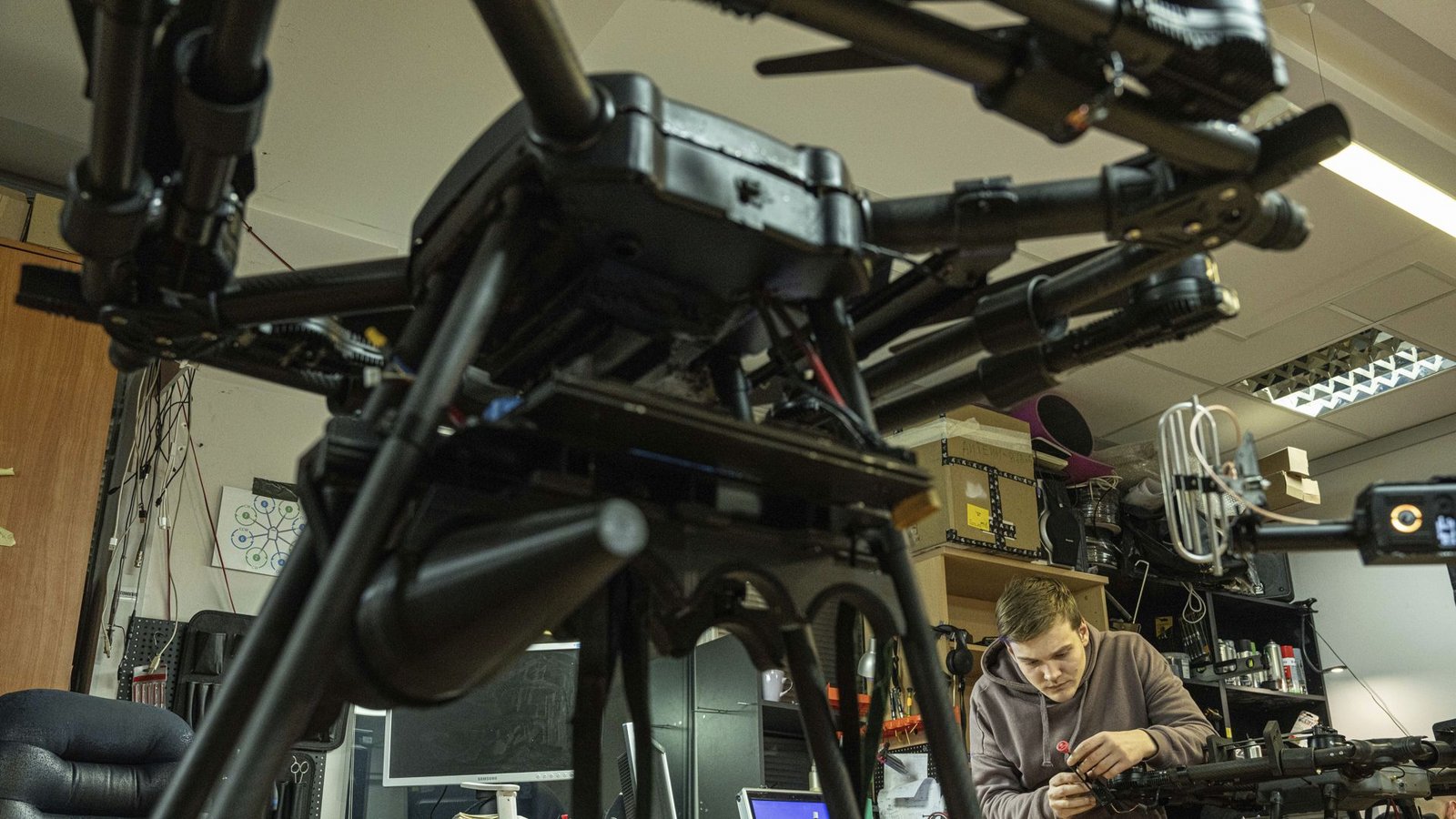 Ein Mechaniker fertigt Bauteile für eine ukrainische Kampfdrohne irgendwo in einer Fabrik im Großraum Kyiv.Foto: dpa/AP/Evgeniy Maloletka