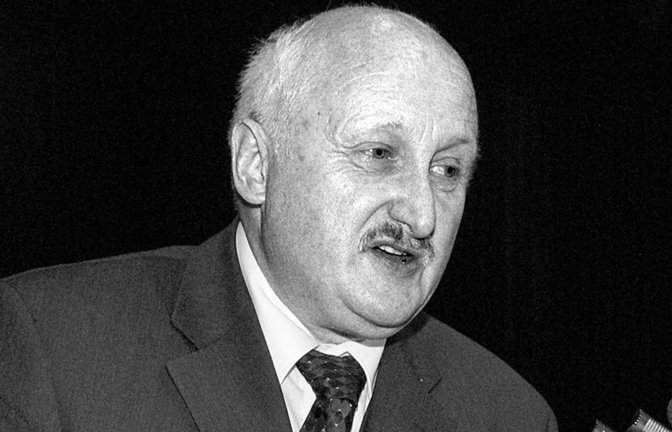 Horst Bäuerle eröffnet im Dezember 1999 den Kongress des Landesbeamtenbundes in Fellbach.<span class='image-autor'>Foto: dpa/ Weissbach</span>