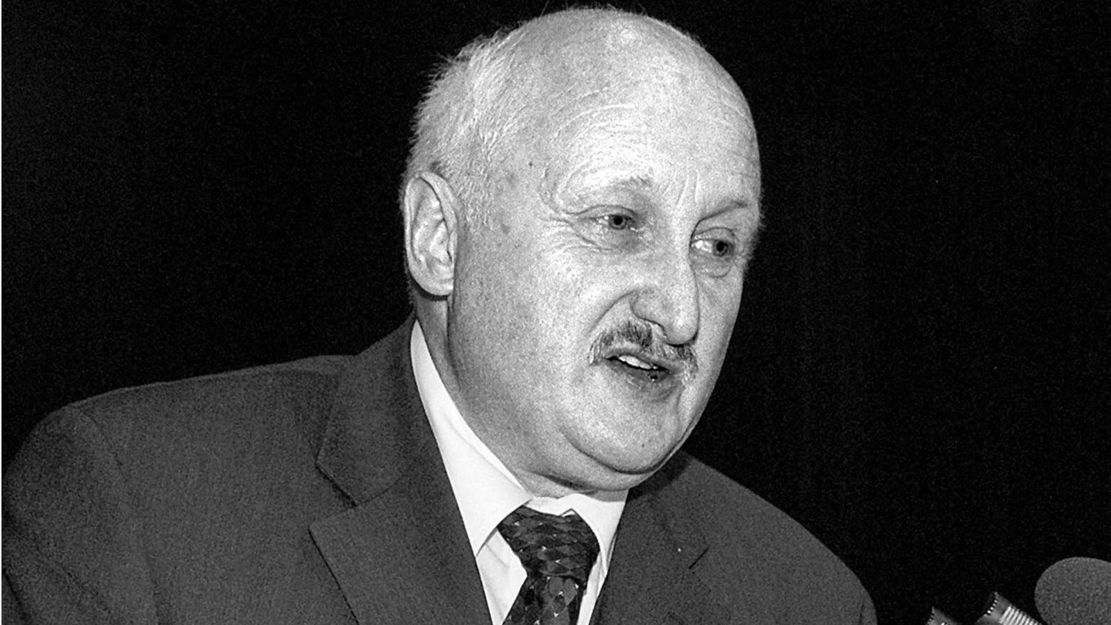 Horst Bäuerle eröffnet im Dezember 1999 den Kongress des Landesbeamtenbundes in Fellbach.Foto: dpa/ Weissbach Horst Bäuerle eröffnet im Dezember 1999 den Kongress des Landesbeamtenbundes in Fellbach.Foto: dpa/ Weissbach