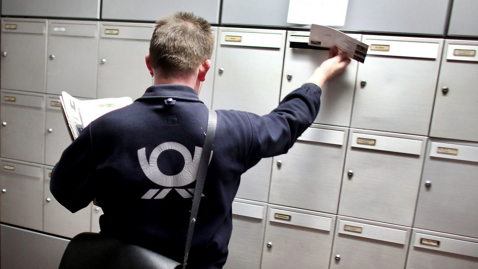 Am Mittwoch dürften deutlich weniger Briefe zugestellt werden als üblich – bei der Post wird gestreikt.Foto: dpa/Oliver Berg