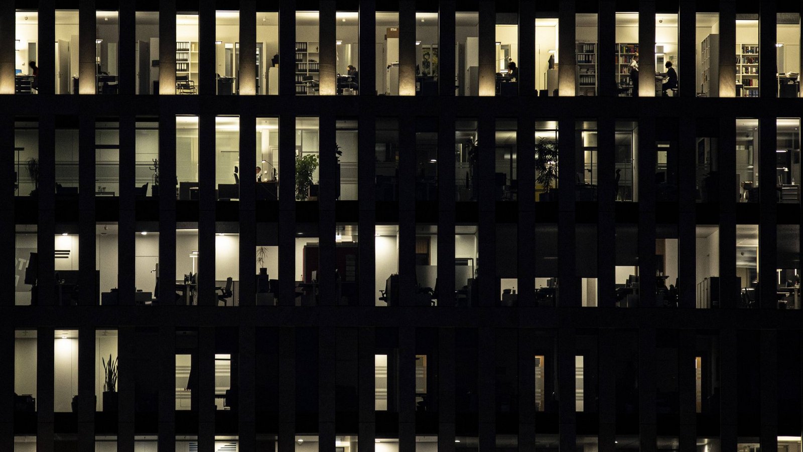 Auch bei der Beleuchtung nicht genutzter Büros lässt sich einiges an Energiekosten einsparen.Foto: imago images/photothek/Florian Gaertner